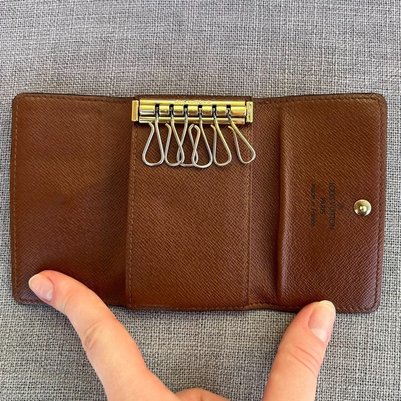 Louis Vuitton monogram key case 6 hooks - Picture 5 of 9